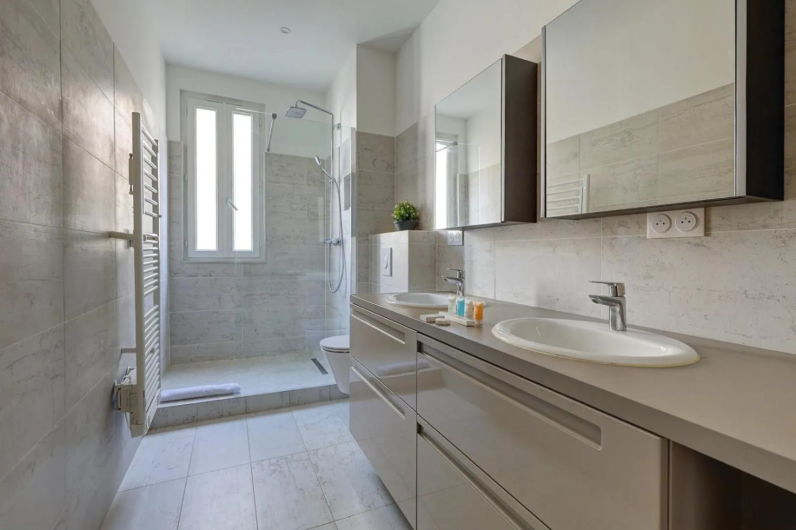 Mericourt Suite, Place De La Republique Paříž Francie